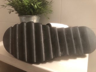 Sandalias de piel blancas y negras