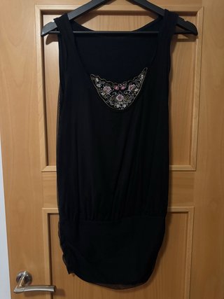 Blusa negra con bordado multicolor