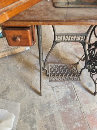 Máquina de coser Singer antigua con mesa original
