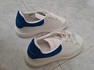 Sneakers Alexander McQueen bianche e blu
