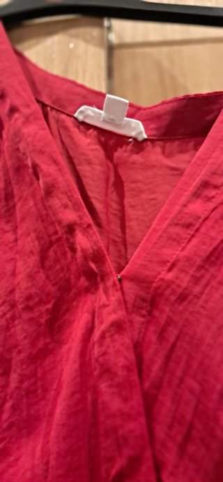 Mono de raso rojo