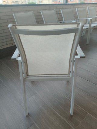6 Sillas de jardín beige y blancas