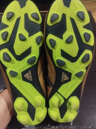 Botas de fútbol Adidas doradas y negras. T 38 ⅔