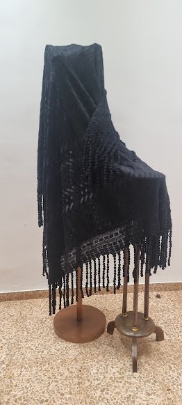 Mantón antiguo de lana negro