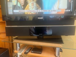 TV Philips con barra de sonido y mueble