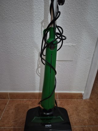 Aspiradora de cable verde y negra