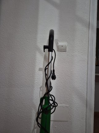 Aspiradora de cable verde y negra