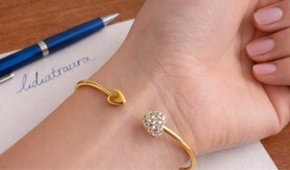 Pulsera dorada con corazones y brillos