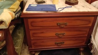 Cama de madera con mesilla y armario