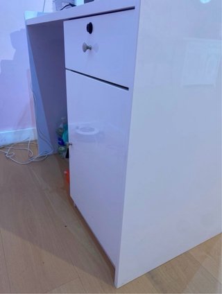 Mostrador de recepción blanco