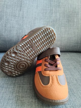 Zapatillas niño naranja y marrón. Número 25.