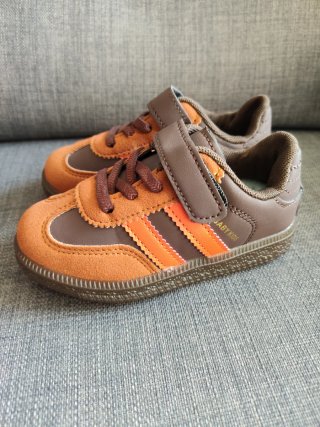 Zapatillas niño naranja y marrón. Número 25.