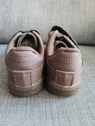 Zapatillas niño naranja y marrón. Número 25.