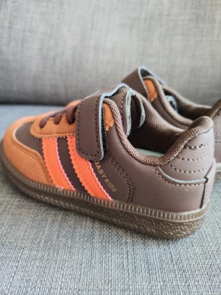 Zapatillas niño naranja y marrón. Número 25.