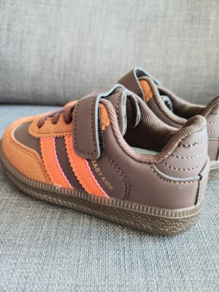 Zapatillas niño naranja y marrón. Número 25.