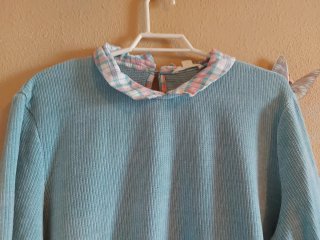 Jersey azul con cuello y puños de cuadros