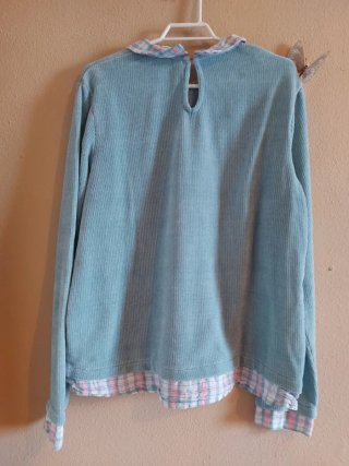 Jersey azul con cuello y puños de cuadros