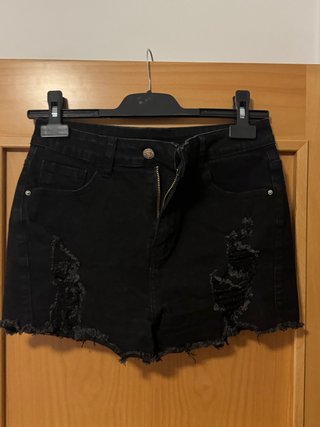 Vaqueros cortos negros rotos