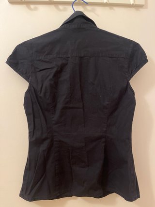 Blusa negra de manga corta