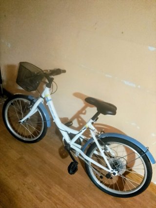 Bicicleta infantil blanca y azul con cesta..