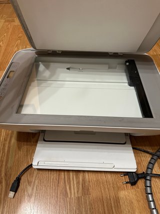 Impresora HP gris y blanca