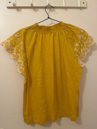 Blusa amarilla bordada