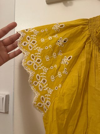Blusa amarilla bordada