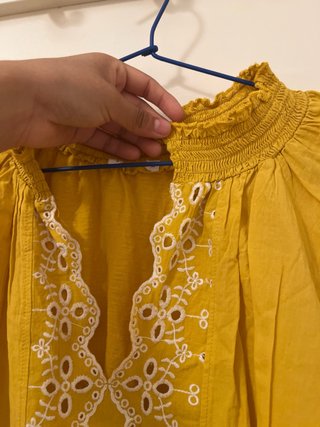 Blusa amarilla bordada