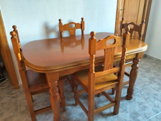 Mesa de comedor con 4 sillas de madera