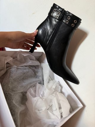 Botines negros con hebilla y tachuelas Nuevos