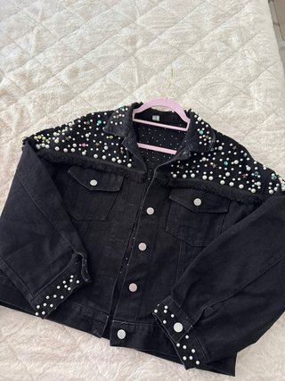 Chaqueta negra con perlas y flecos