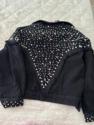 Chaqueta negra con perlas y flecos