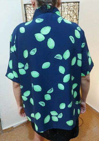 Blusa azul con estampado de limones