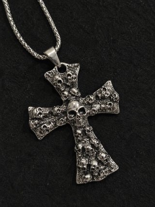 Collar cruz gótica con calaveras