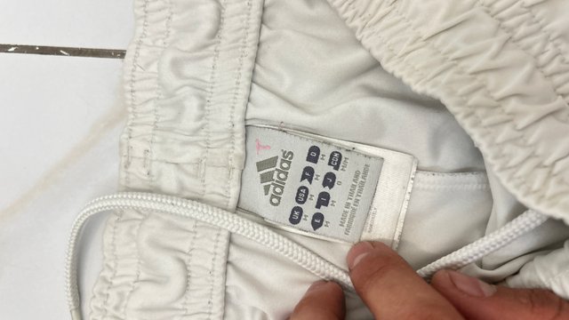 Adidas Shorts Blancos con Rayas Negras