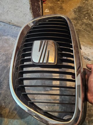 Calandra Seat León MK2 Cromada