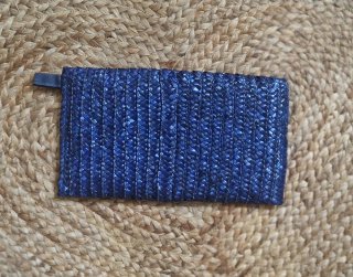 Bolso de mano azul de rafia con detalle hoja