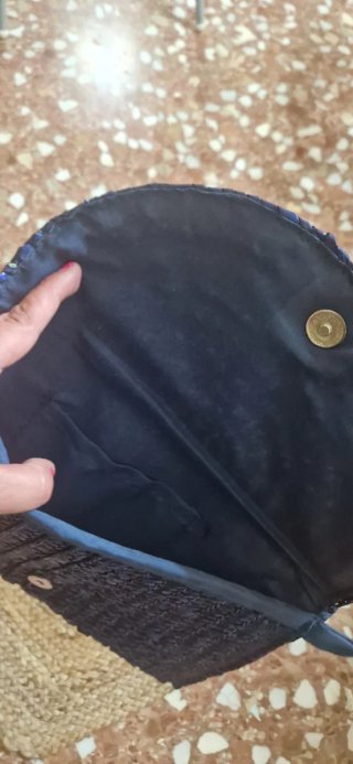 Bolso de mano azul de rafia con detalle hoja