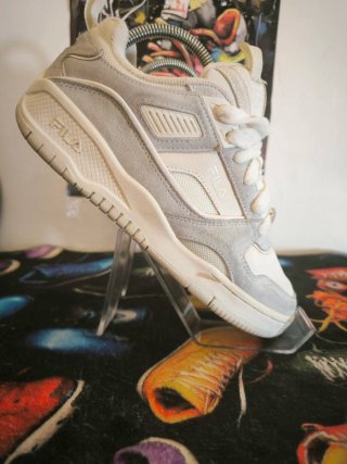 Zapatillas Fila grises y blancas