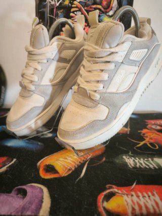 Zapatillas Fila grises y blancas
