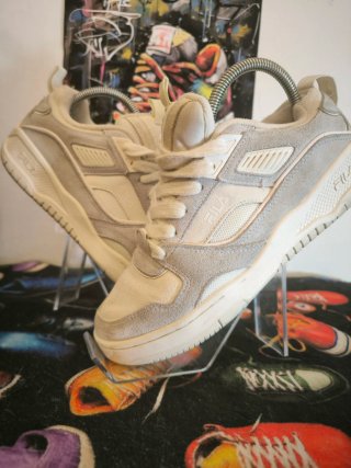 Zapatillas Fila grises y blancas