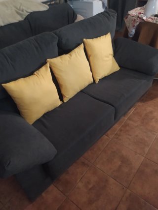 Sofá 2 plazas gris con cojines amarillos