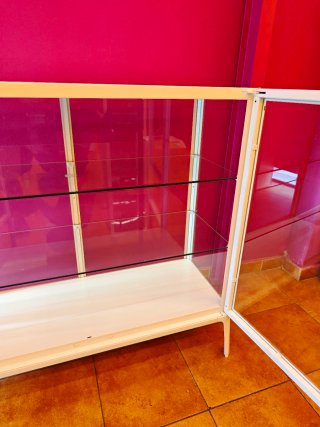 Vitrina de cristal y metal blanca