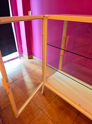 Vitrina de cristal y metal blanca