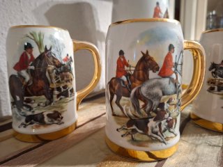 Set brocca e tazze in porcellana con scena di caccia a cavallo