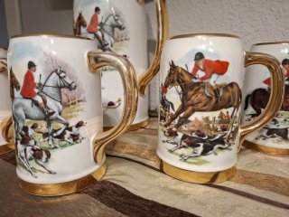 Set brocca e tazze in porcellana con scena di caccia a cavallo
