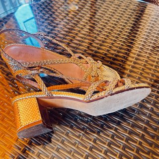 Sandalias doradas trenzadas