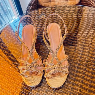 Sandalias doradas trenzadas