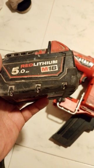 Pistola Clavadora Milwaukee FUEL