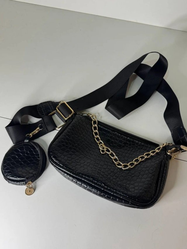 Bolso negro con monedero y cadena